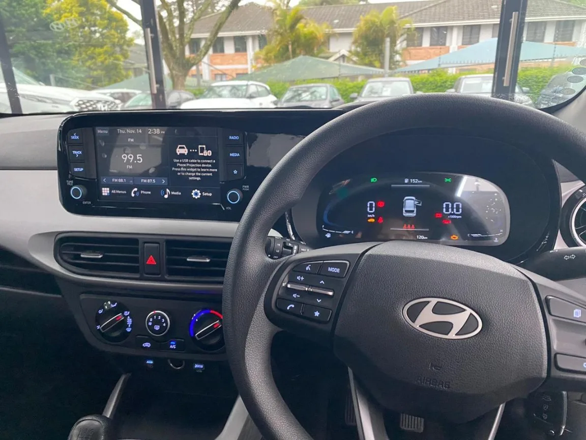 Dashboard and right-hand-drive cabin of a Hyundai Exter 1.2 Premium MT