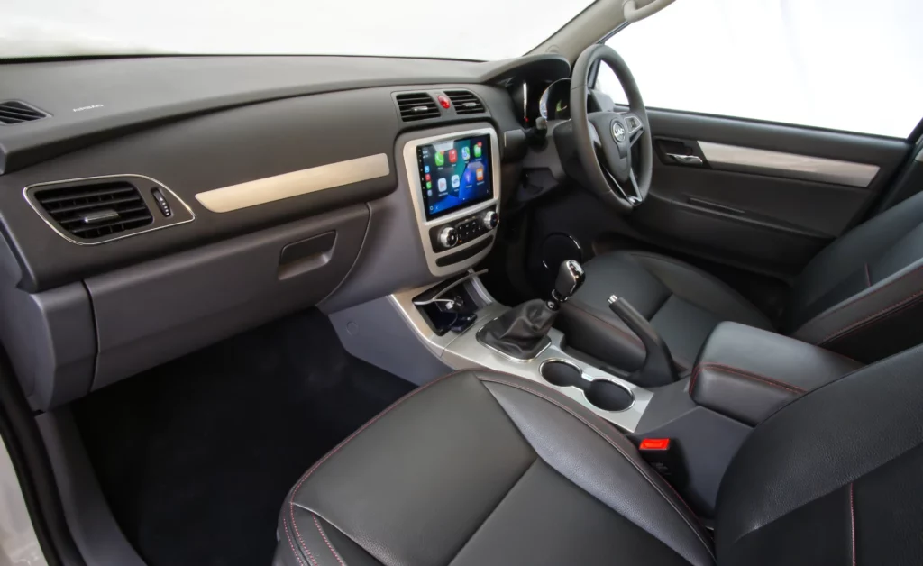 Right-hand-drive cabin of the JAC T6 Single Cab Lux